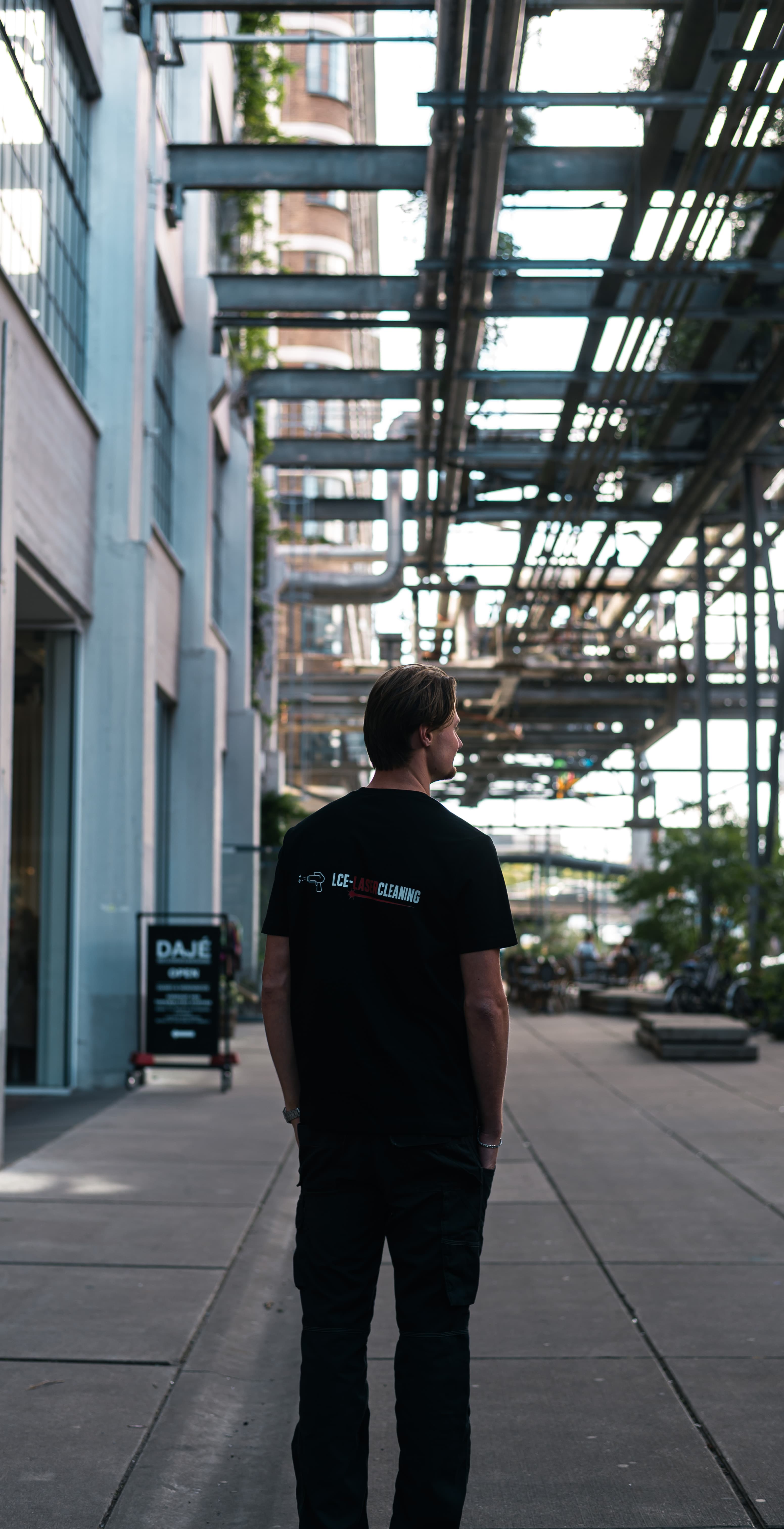 LCE Laser Cleaning — rugaanzicht onder de stalen overkapping